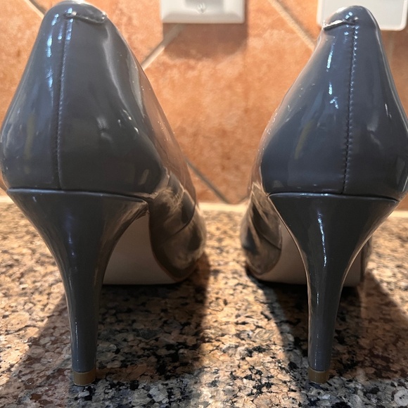 Steve Madden Grey Patent Leather Getta Pump - Size 7.5 - Picture 6 of 11
